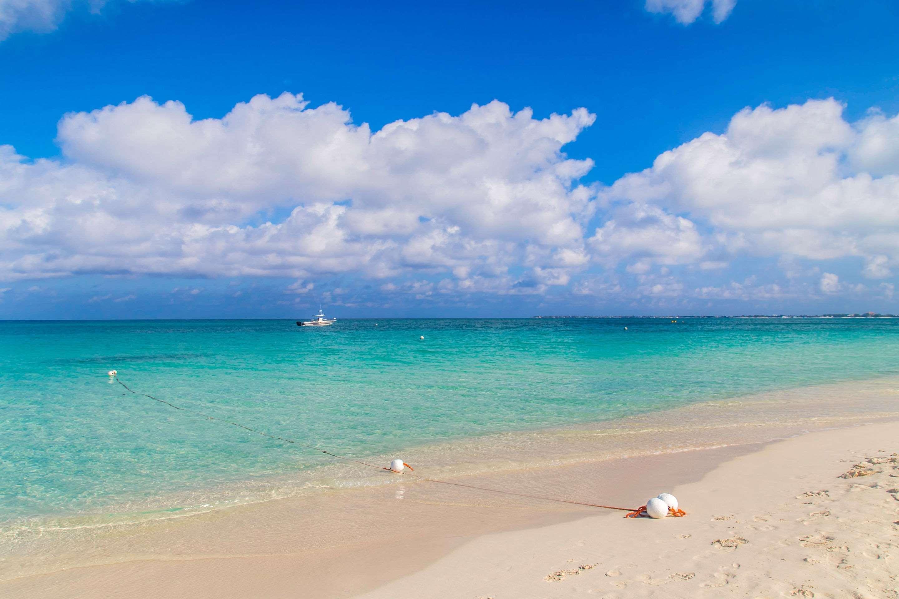 Hampton By Hilton Grand Cayman Seven Mile Beach George Town Exterior photo