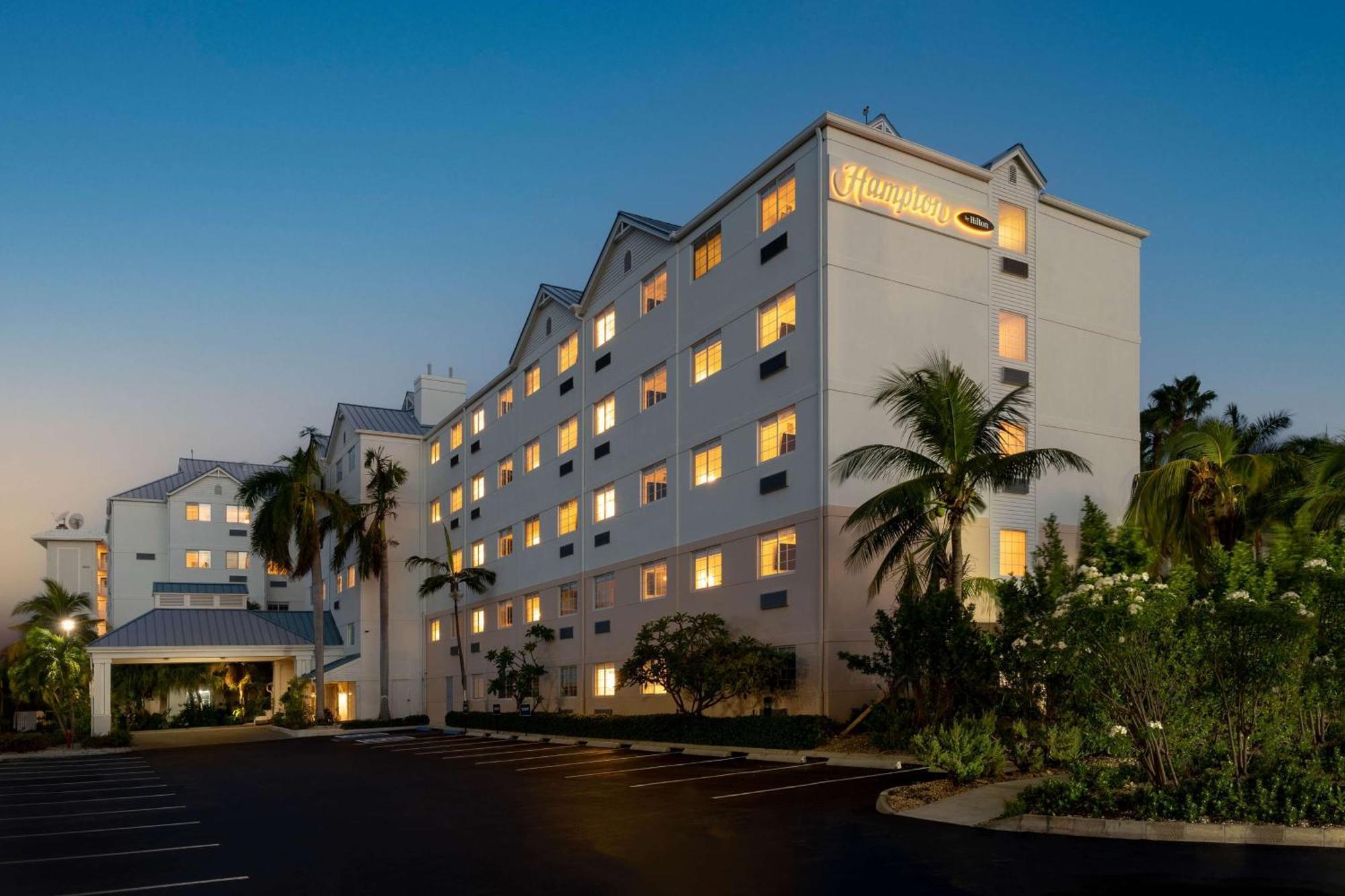 Hampton By Hilton Grand Cayman Seven Mile Beach George Town Exterior photo